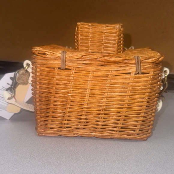 Handmade Rattan Camera Shaped Bag - Picture 2 of 3